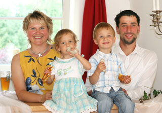 Die Familie Meitinger, Betreiber des urigen Partyraumes in Großaitingen | Foto: Jutta Markhofer